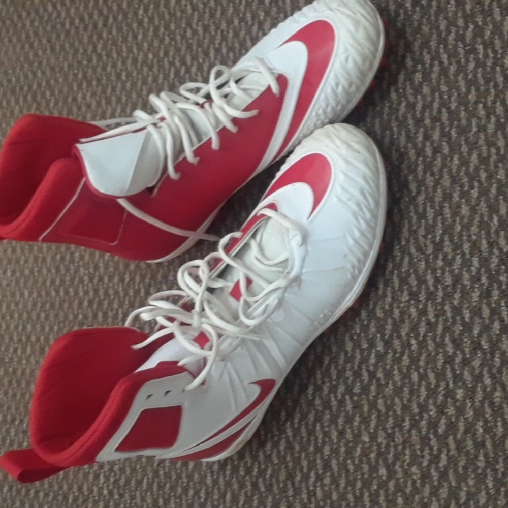 Men's football cleats